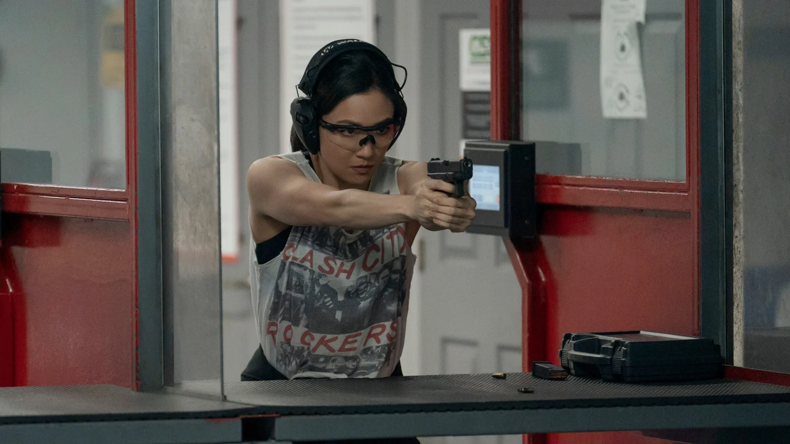 Constance Wu, The Terminal List 2. sezonda Katie Buranek olarak atış poligonunda tabanca kullanırken