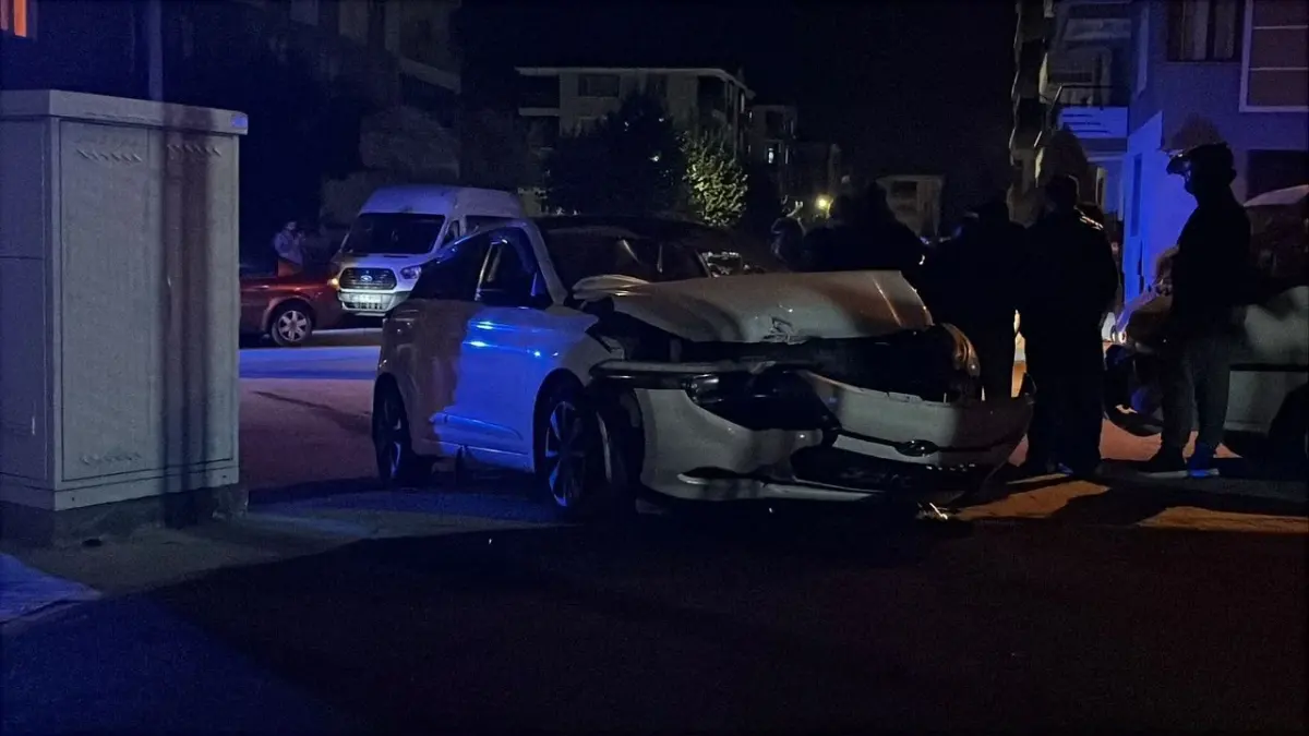 Çorum Selçuk Caddesi'nde kontrolden çıkan araçların kazasında dört kişi yaralandı