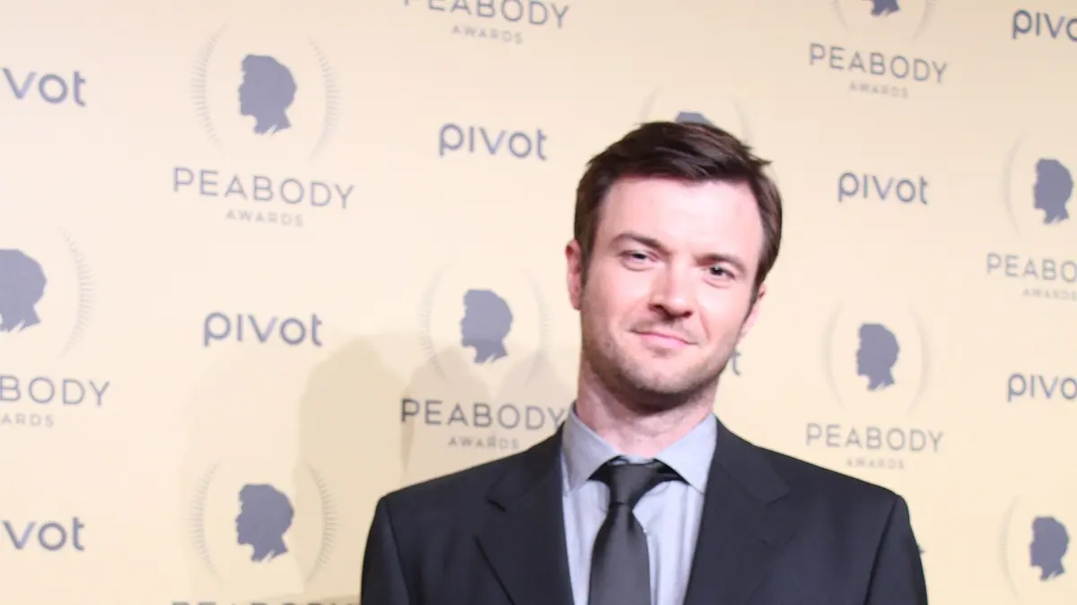 Costa Ronin, 2015'te Peabody Ödülleri töreninde kameraya hafifçe gülümserken