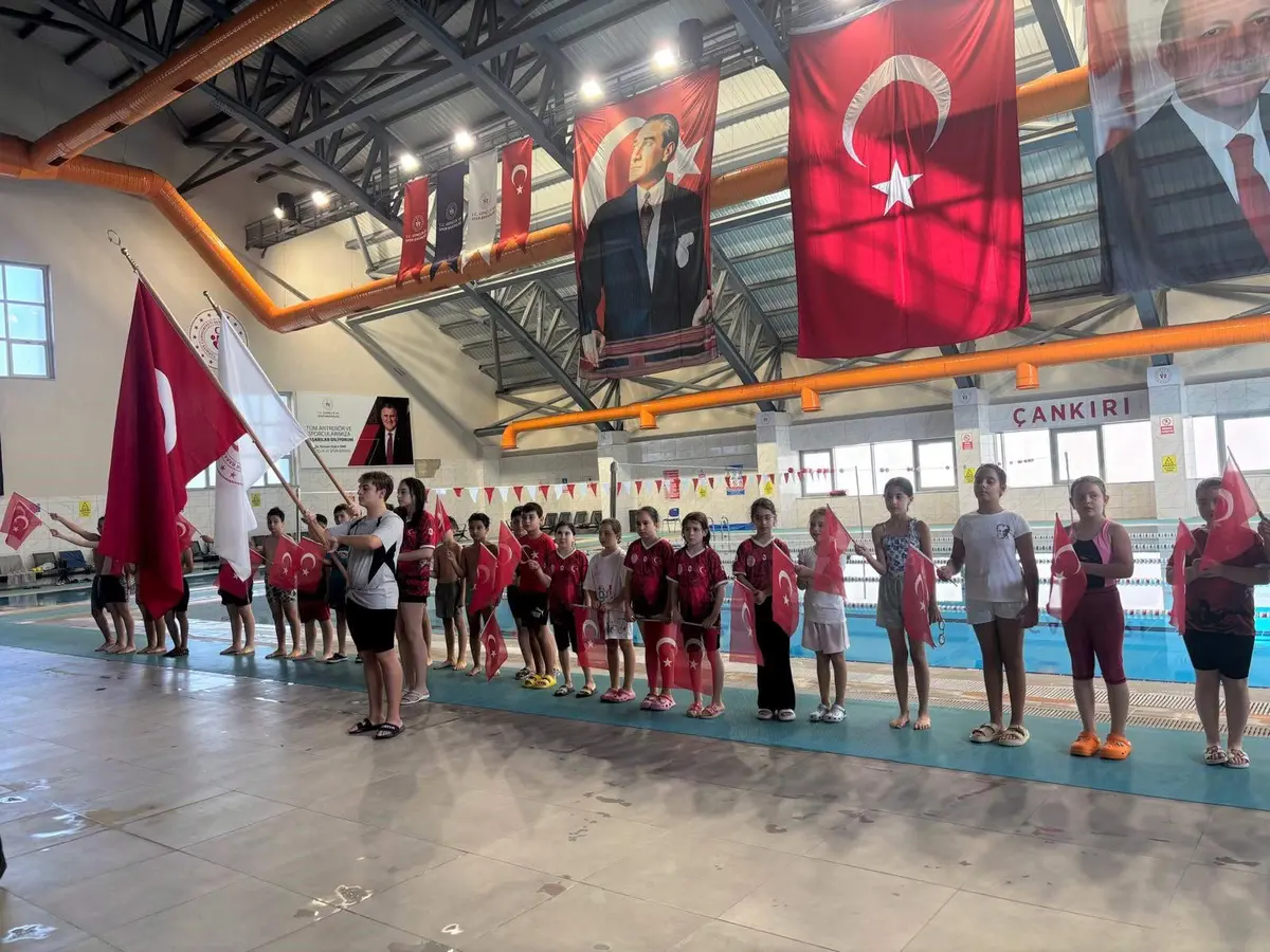 Cumhuriyetin 103. yılında Çankırılı yüzücüler bayram için kulaç attı