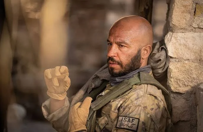 Dar Salim, The Covenant filminde tercüman Ahmed Abdullah rolünde askeri üniformayla