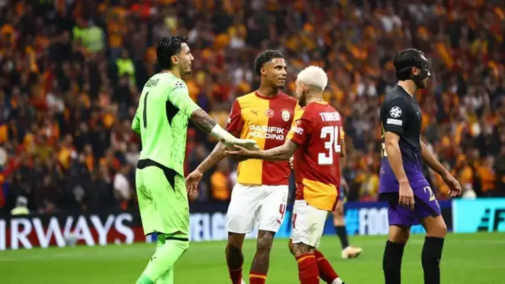 Devler Ligi randevusunda sakatlanan Lucas Torreira oyuna devam edemedi