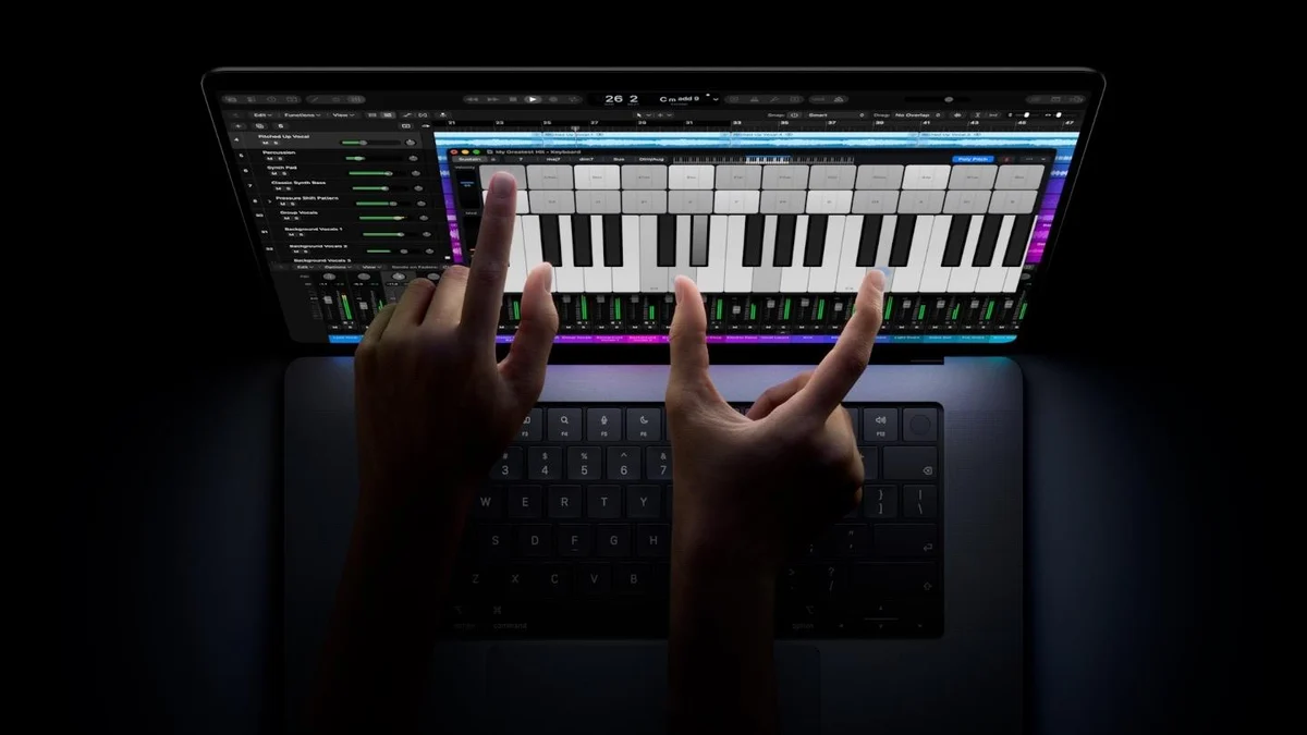 Yeni MacBook Pro dokunmatik ekran üzerinde Logic Pro piyano kullanımı