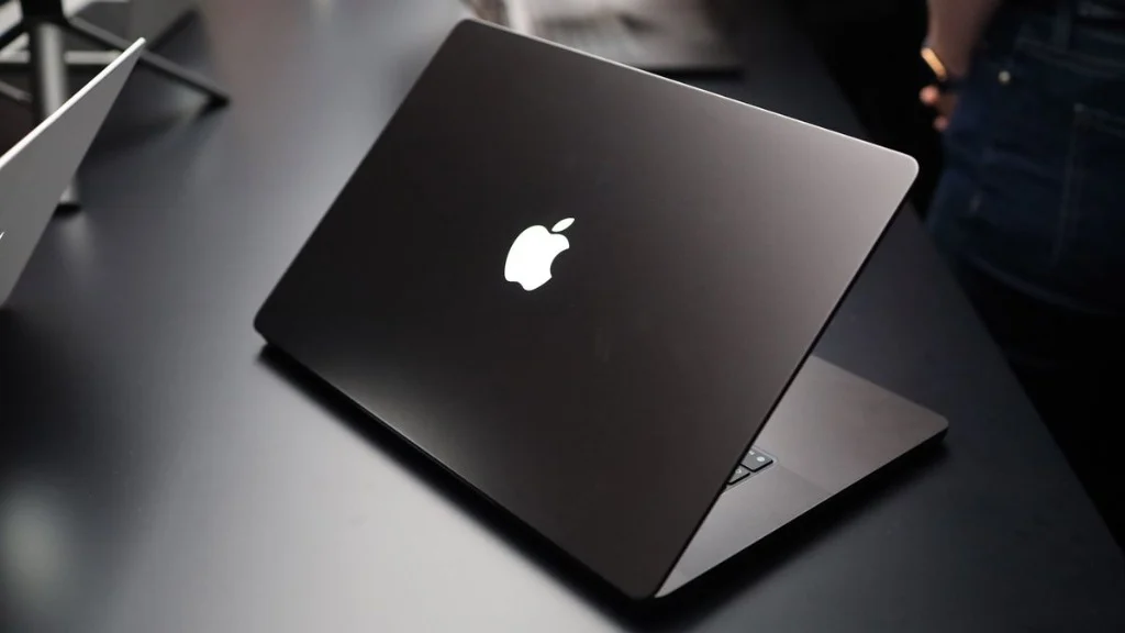 Işıklı Apple logosuyla geri dönen uzay siyahı dokunmatik ekranlı yeni MacBook Pro