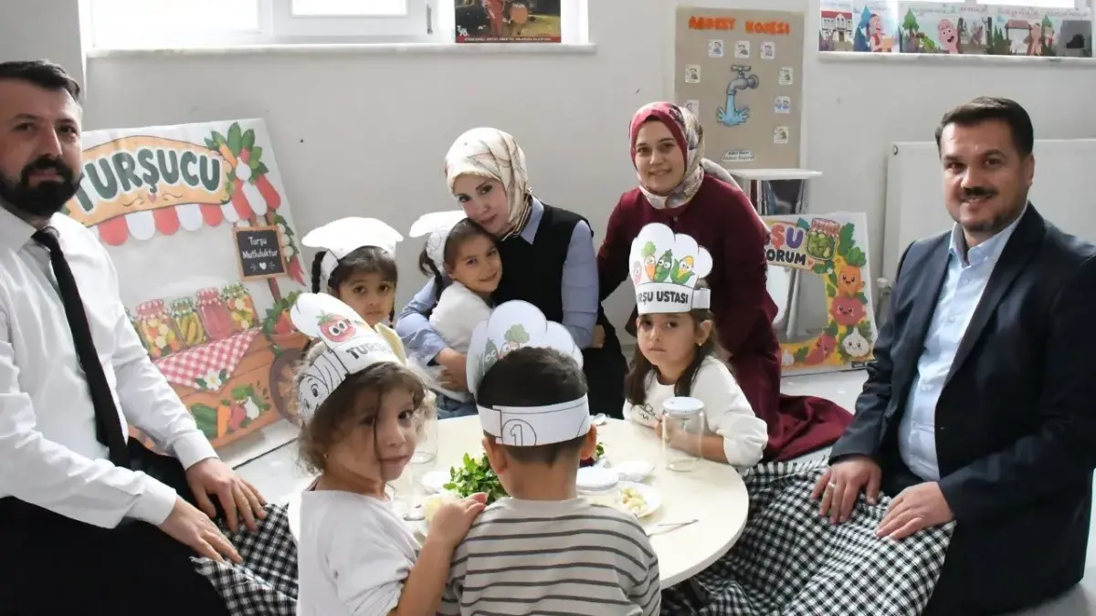 Eldivan'da minik öğrenciler kışlık turşuyu protokol üyeleriyle kurdu