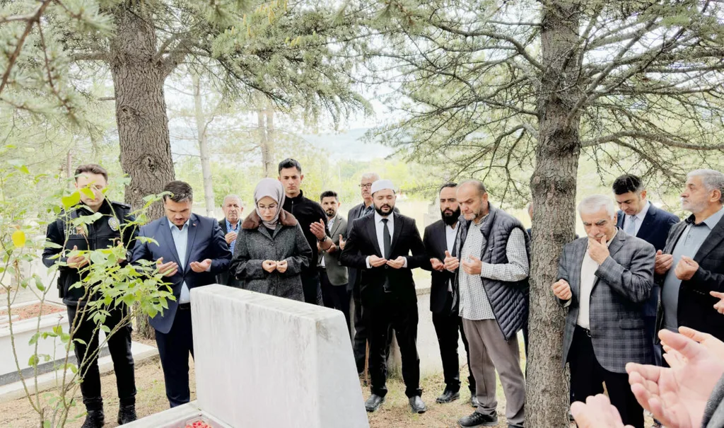 Eldivan'da şehitler kabirleri başında anıldı