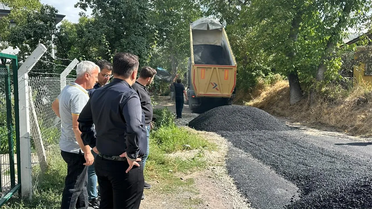 Eldivan'da sıcak asfalt seferberliği ile yollar yenileniyor