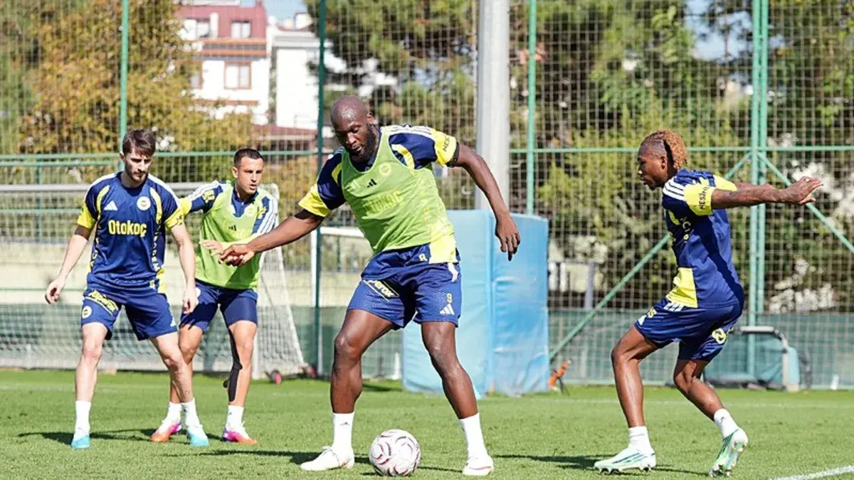 Fenerbahçe 9. haftadaki Galatasaray deplasmanı için sahaya indi