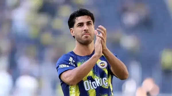 Fenerbahçe formasıyla taraftarları alkışlayan futbolcu