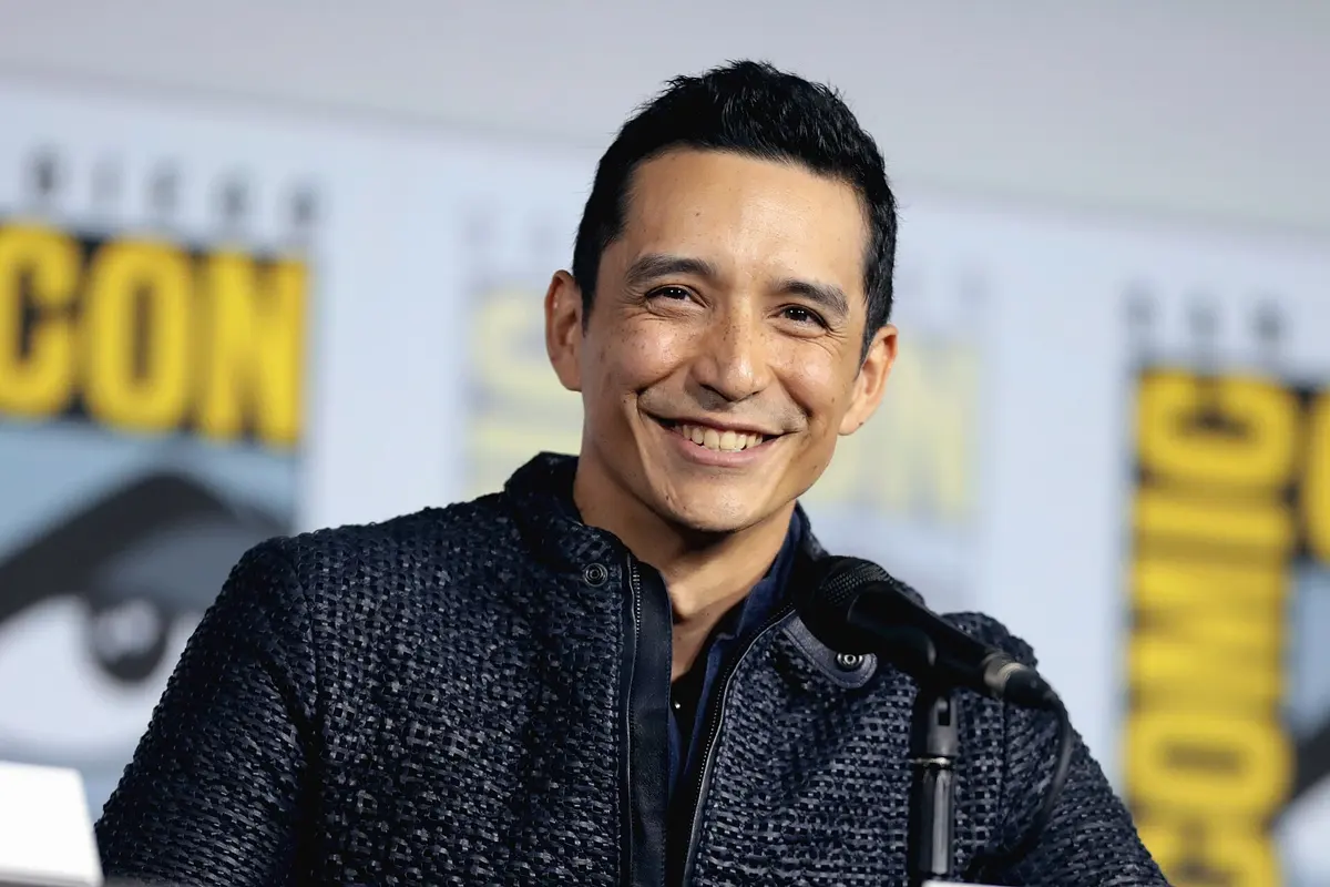 Gabriel Luna, 2019 San Diego Comic-Con'daki Terminator: Dark Fate panelinde gülümserken