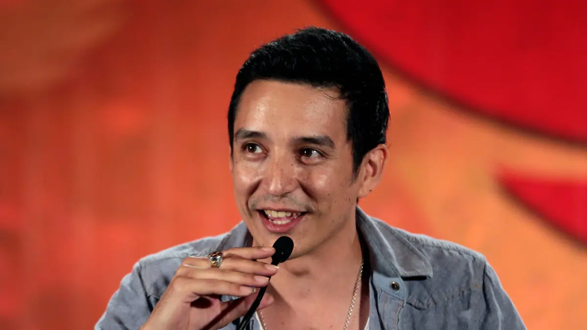 Gabriel Luna, 2017 Phoenix Comicon'da mikrofonla konuşurken gülümsüyor