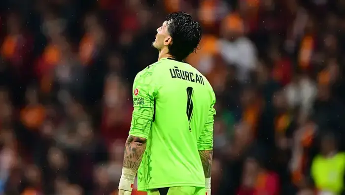 Galatasaray 9 resmi maçta kalesinde 18 gol gördü
