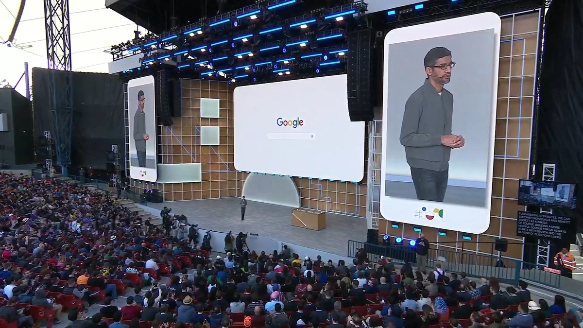 Google ve Alphabet CEOsu Sundar Pichai Google geliştirici konferansı sahnesinde konuşurken