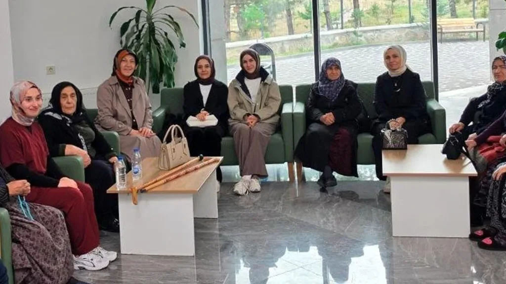Hafize Ünal, Kurşunlu'da adını taşıyan huzurevinde büyüklerle buluştu