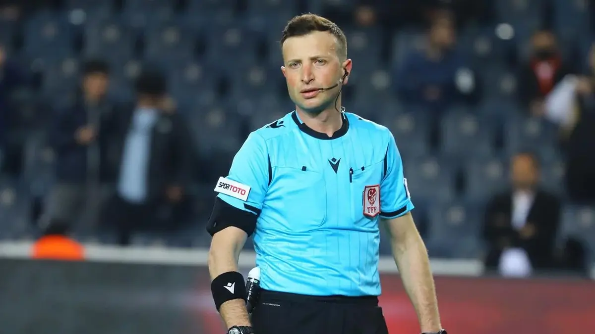 Hakem Yasin Kol maç sırasında sahada