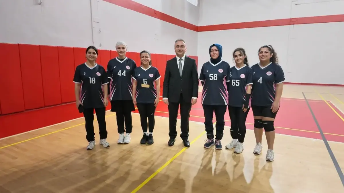 Hasan Fehmi Gökşen Spor Salonu'nda Valilik Kupası voleybol heyecanı