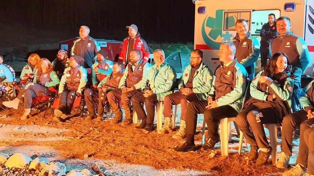 Gece kamp alanında bir araya gelen UMKE ekipleri