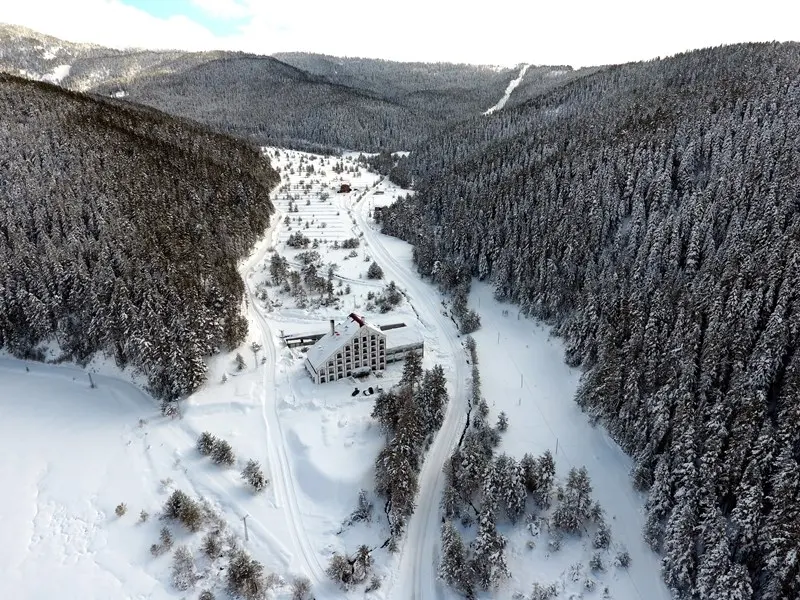 Ilgaz Dağı oteller bölgesi ve çam ormanları görünümü