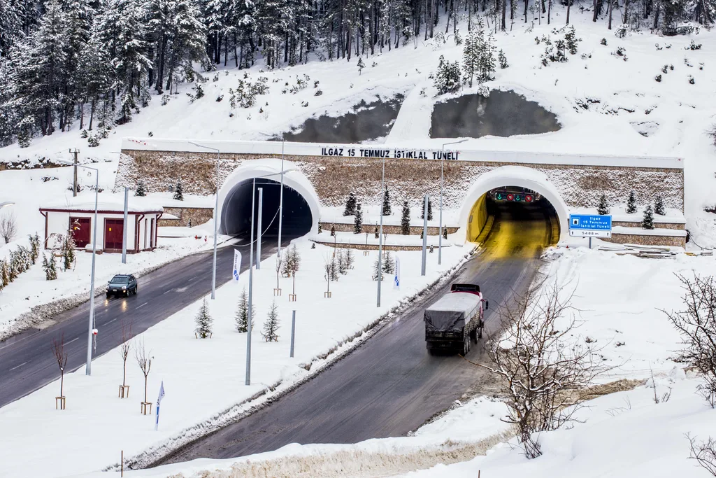 Ilgaz 15 Temmuz İstiklal Tüneli'nin kışın girişi