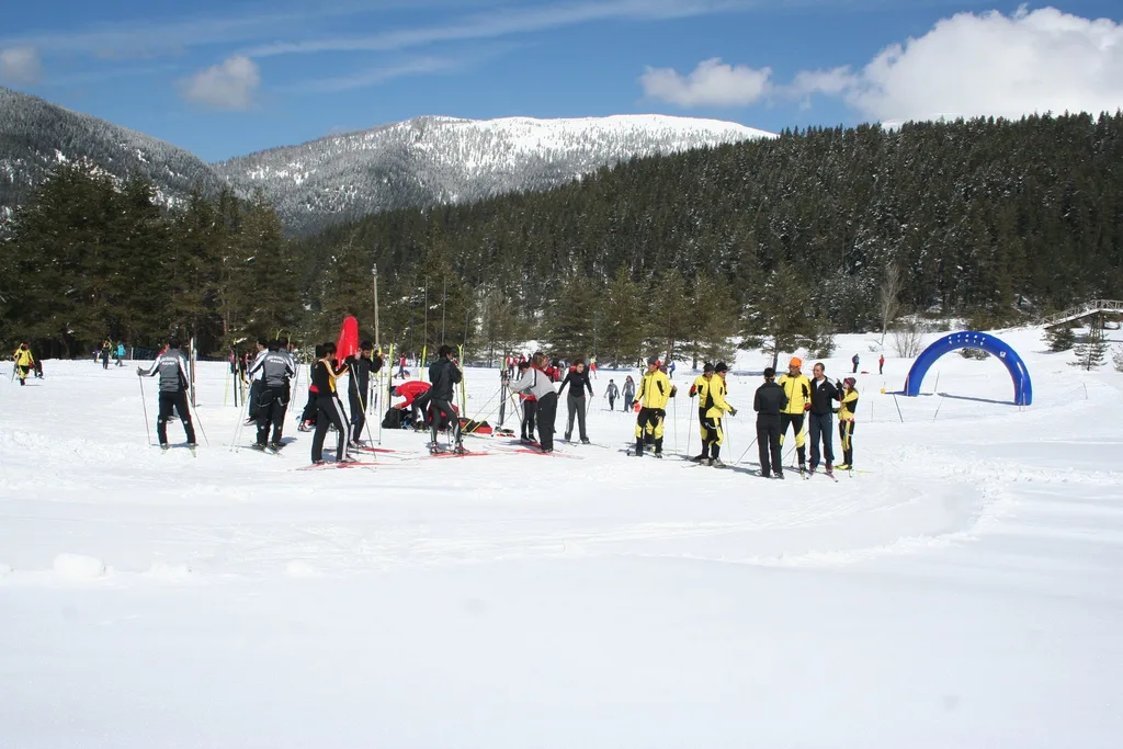 Ilgaz Dağı'nda karda düzenlenen bir kayak etkinliği