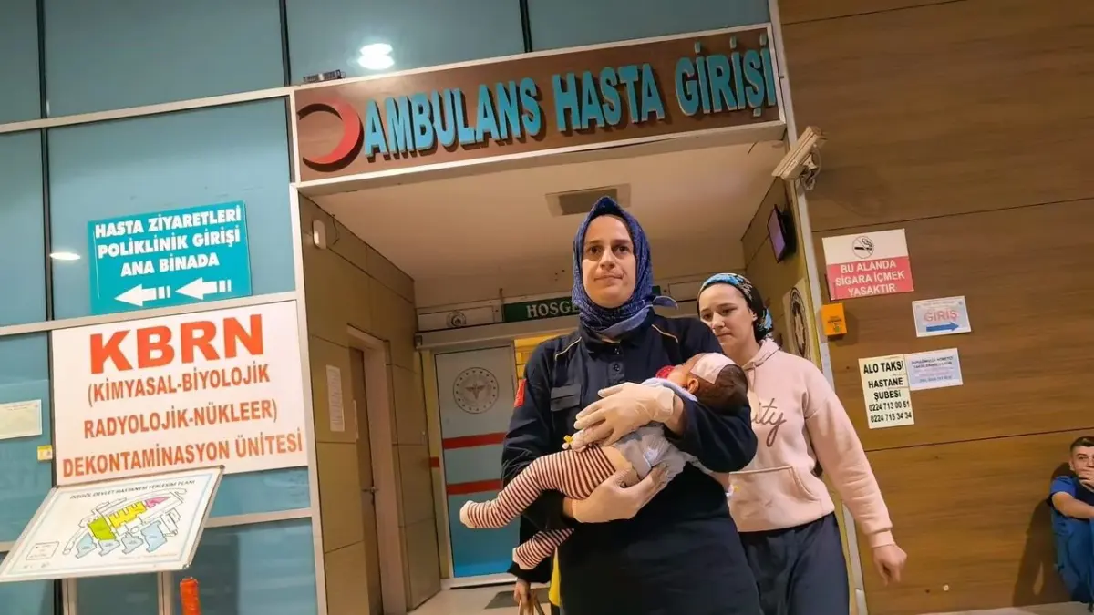 İnegöl'de kanepeden düşen 2 aylık bebeğin kafatasında kırık tespit edildi