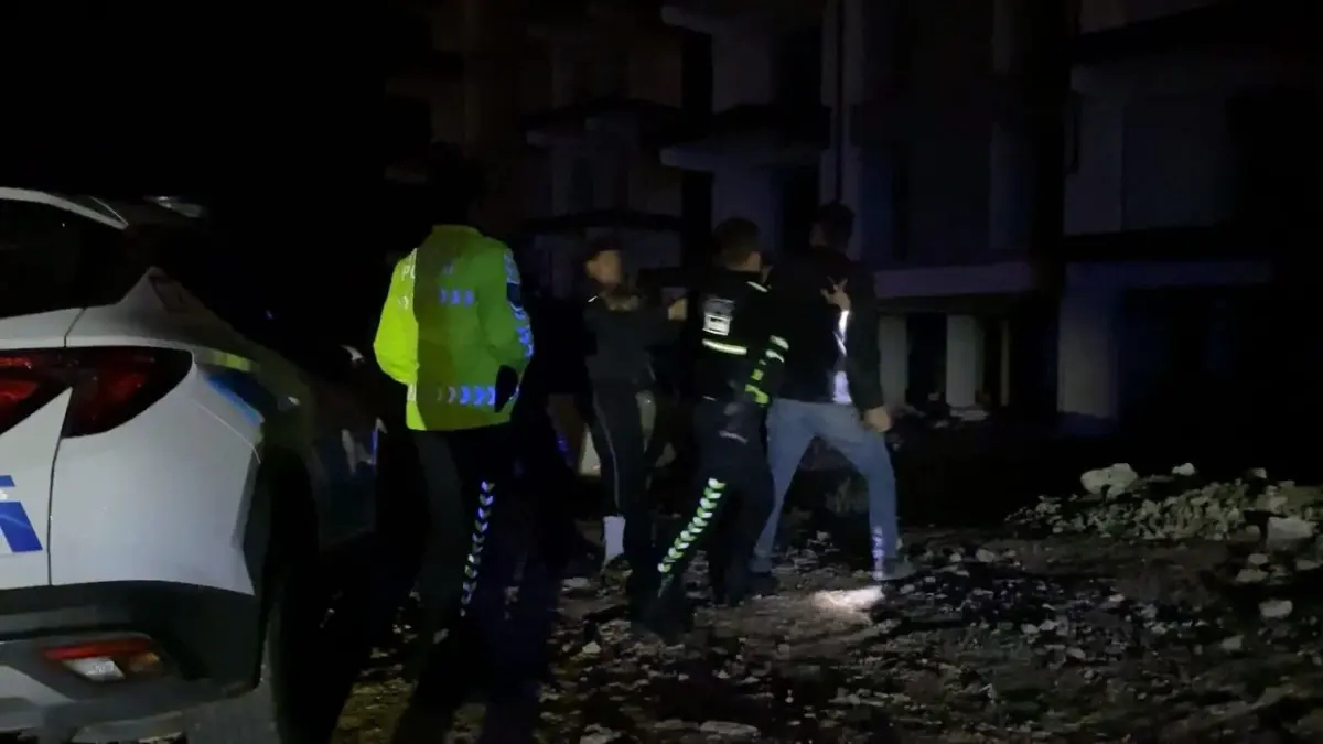 İnegöl'de polisten kaçan alkollü sürücü inşaata saklandı
