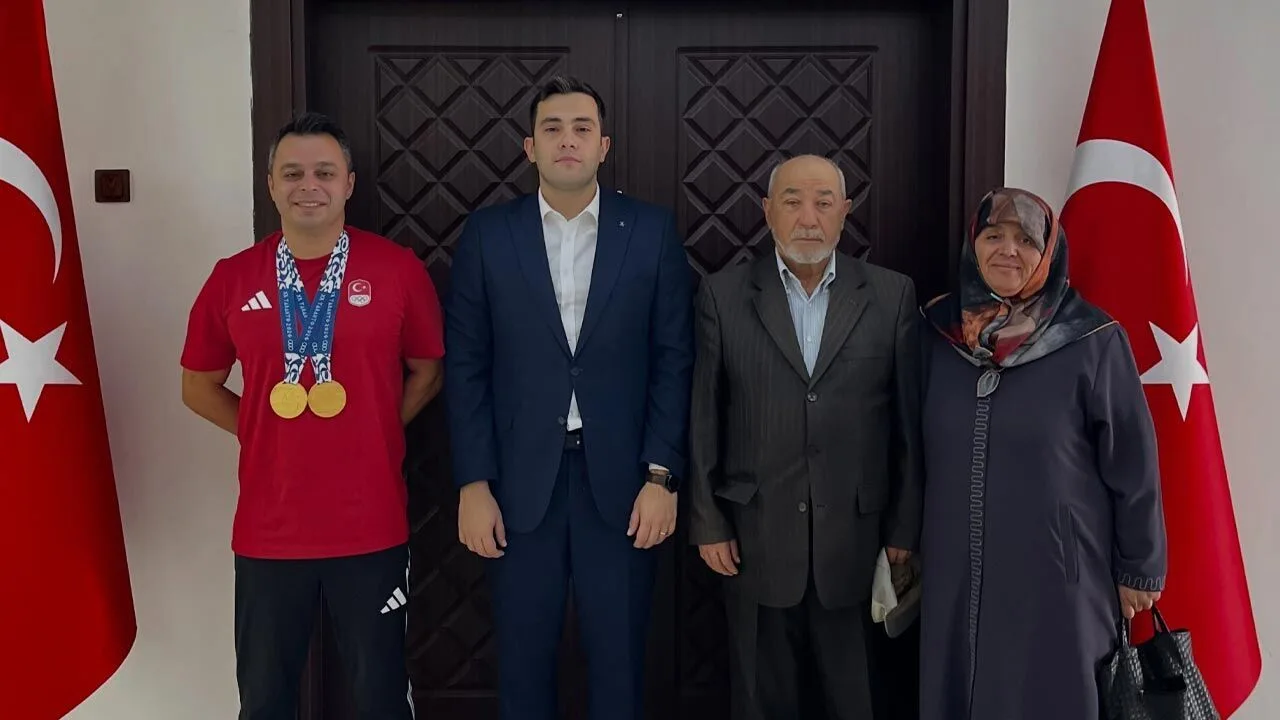 İsmail Keleş’in Yapraklı Kaymakamlığı ziyaretinden toplu fotoğraf