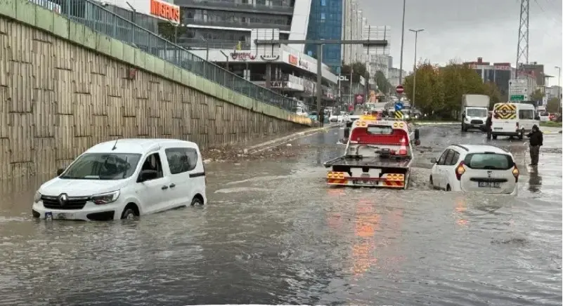 İstanbul'da şiddetli yağış nedeniyle 15 Ekim'de yüz yüze eğitime 1 gün ara verildi