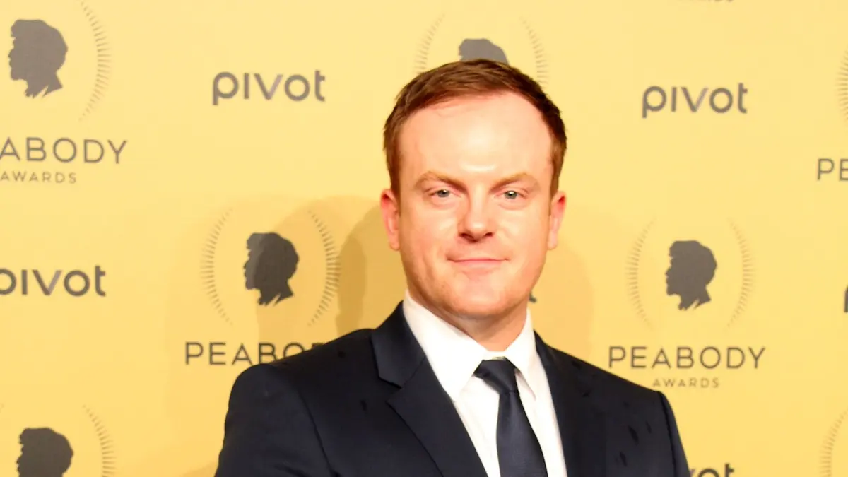 Jeremy Bobb, 2015 Peabody Ödülleri kırmızı halısında poz verirken
