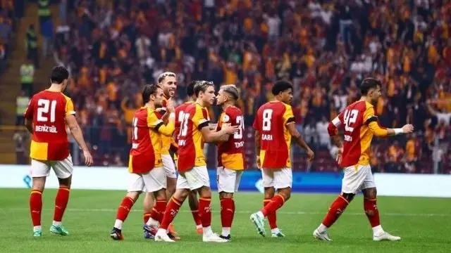 Galatasaraylı futbolcular sahada sevinç yaşıyor