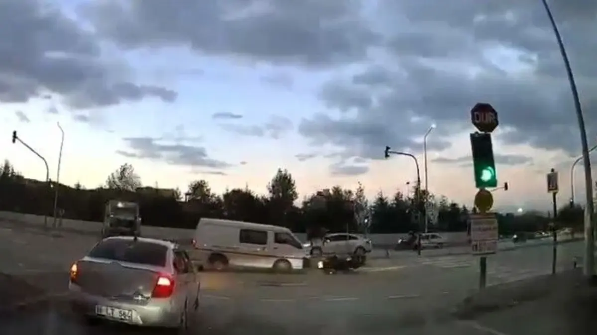 Kırmızı ışıkta geçen kamyonet motosiklete çarptı, sürücü yola savruldu