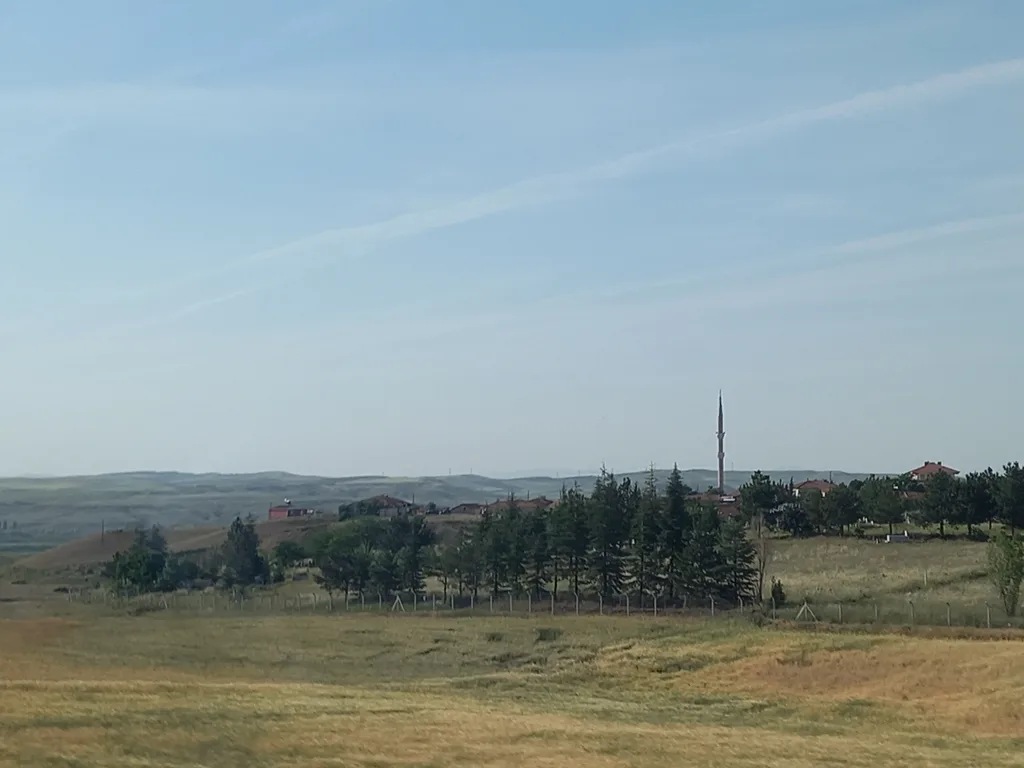 Kızılırmak ilçesinde Karadibek köyü ve çevresindeki düzlük, D180 kara yolundan görünüm