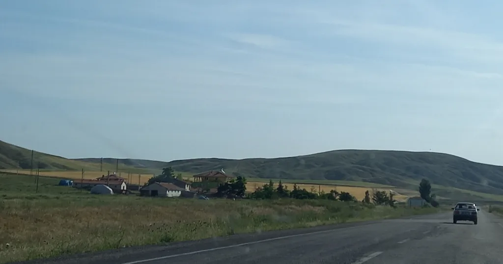 Kızılırmak ilçesi Karaömer köyü yakınında karayolu, ekin tarlası ve tepeler