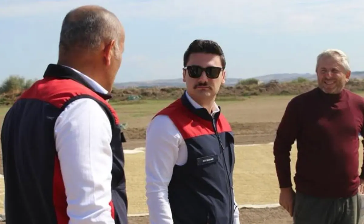 Kızılırmak Kaymakamı Hüseyin Akçay (ortada) çeltik hasadında üreticilerle