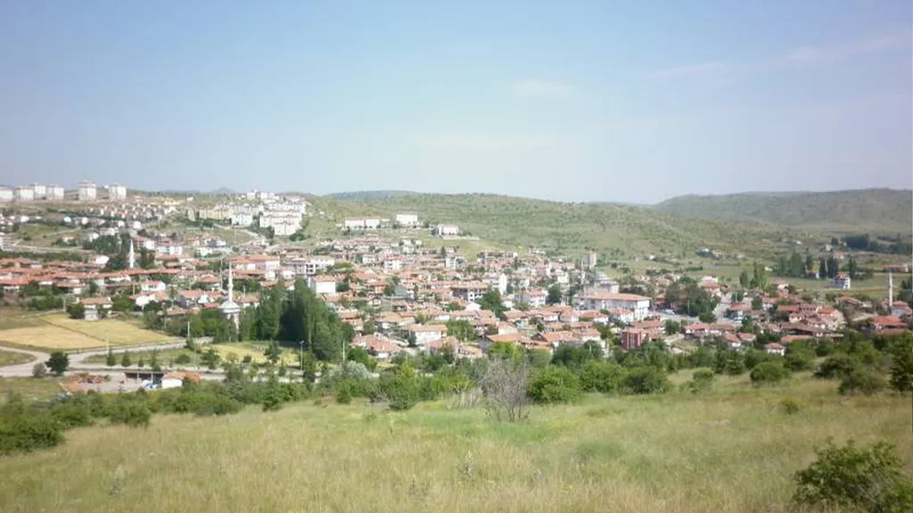 Korgun ilçe merkezinin evleri, camileri ve çevredeki yeşil tepeler