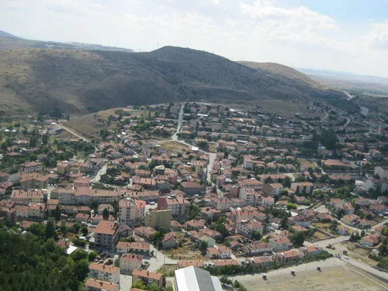 Kurşunlu merkezindeki evler, apartmanlar ve çevredeki tepelerin yüksekten görünümü