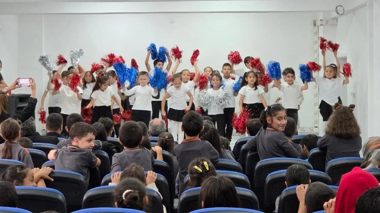 Kurşunlu'da ders zili çaldı minikler sahnede devleşti