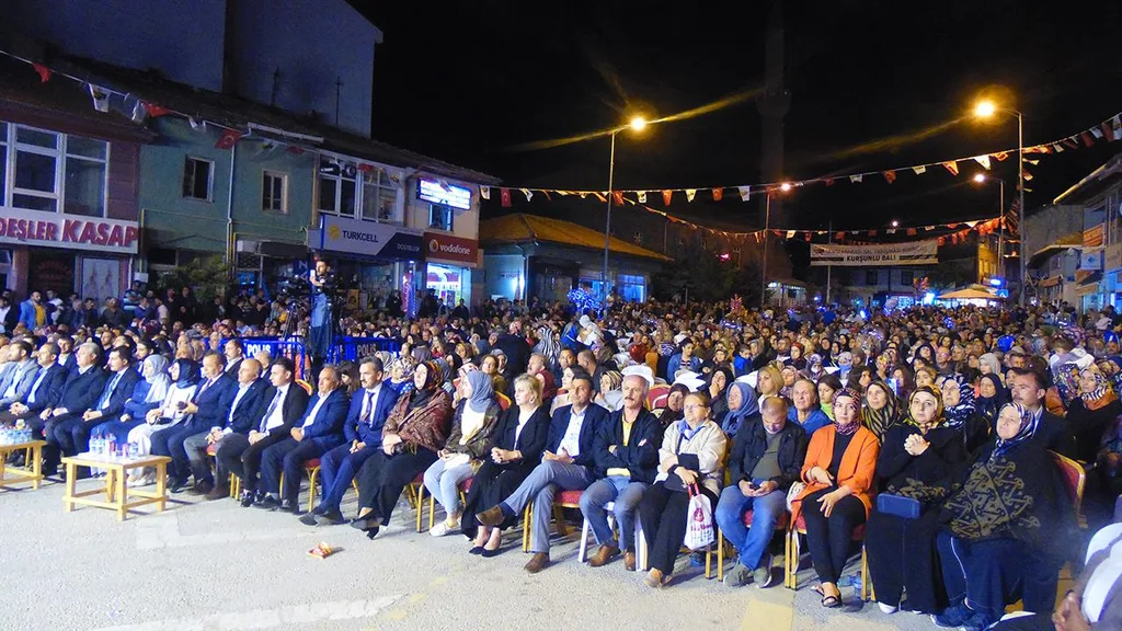 Kurşunlu'da 2022'deki 9. Geleneksel Bal Festivali'nde meydanı dolduran izleyiciler