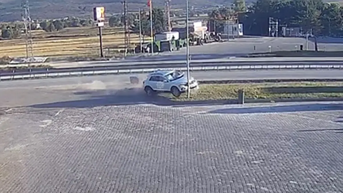 Kurşunlu'da otomobil park alanına daldı, aydınlatma direğini sürükledi