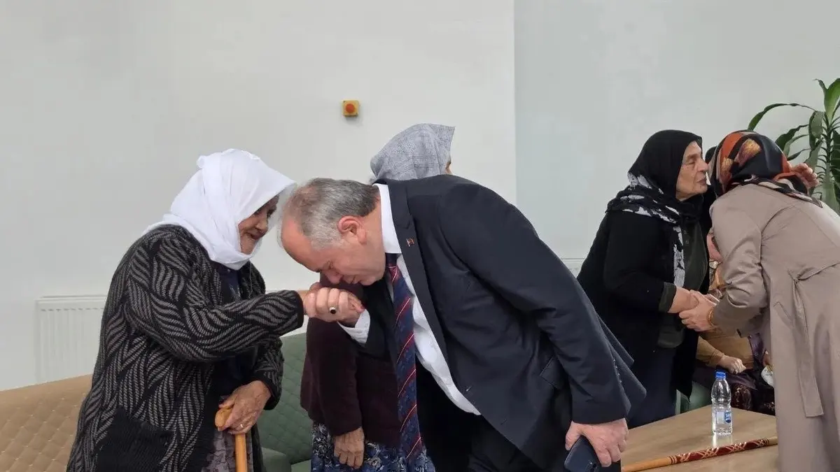 Yaşlılar Haftası ziyaretinde huzurevi sakinlerinden birinin elini öpen kişi