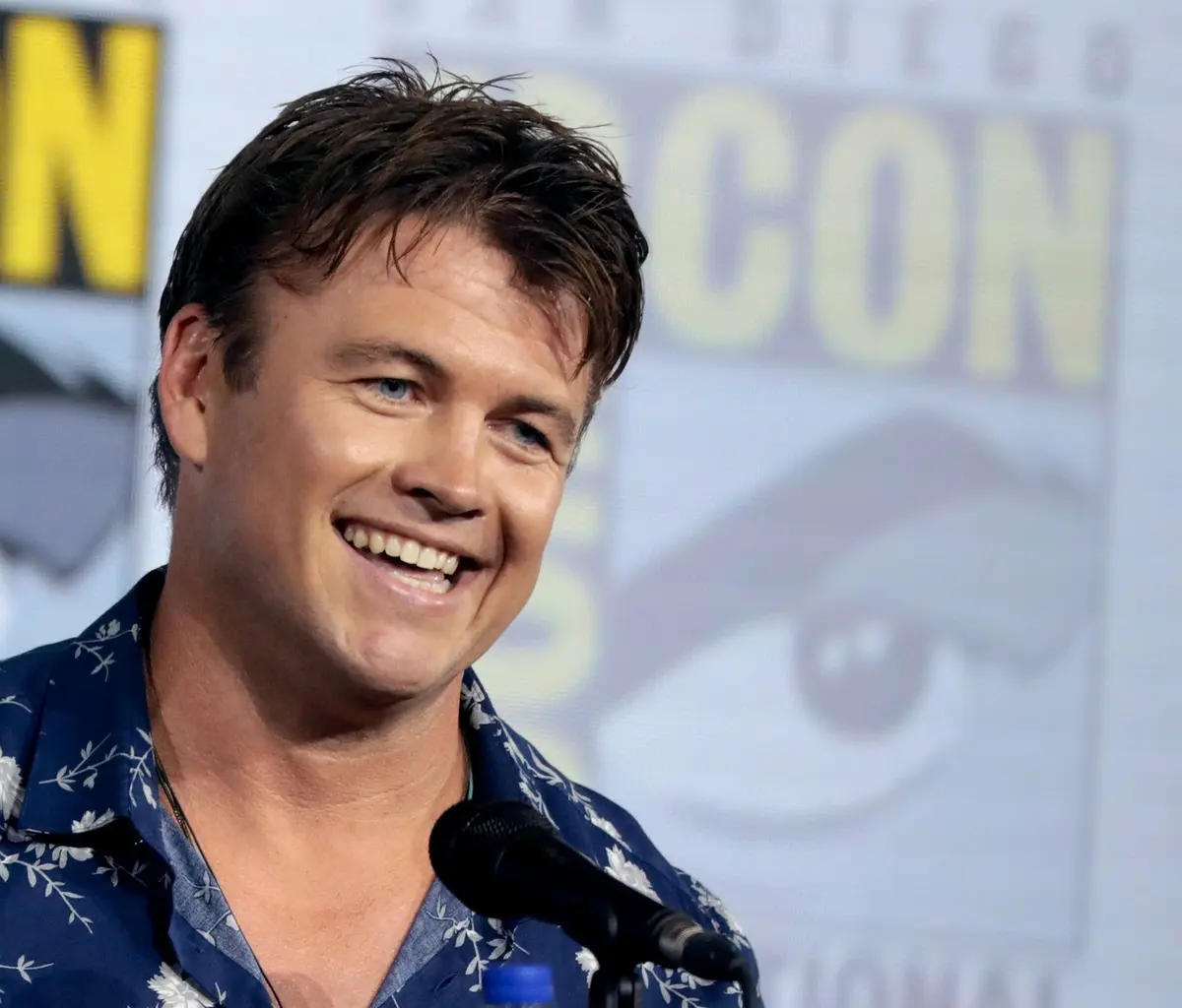 Luke Hemsworth, 2019 San Diego Comic-Con'daki Westworld panelinde gülümserken