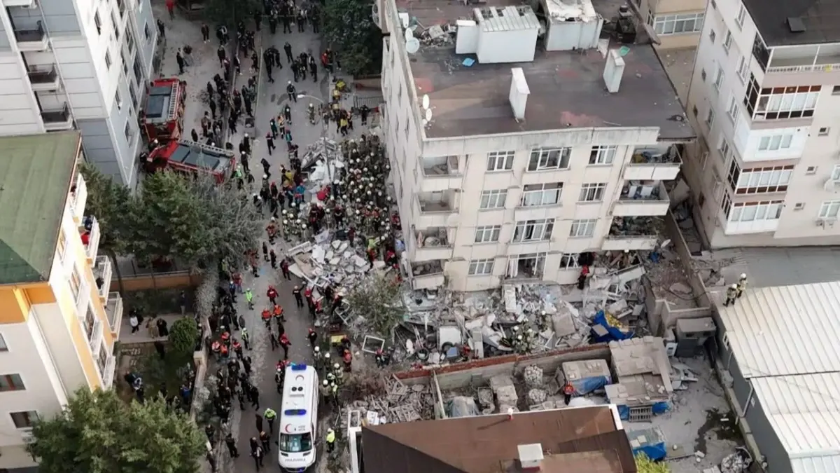 Maltepe'de 7 katlı binanın 3. katında çökme