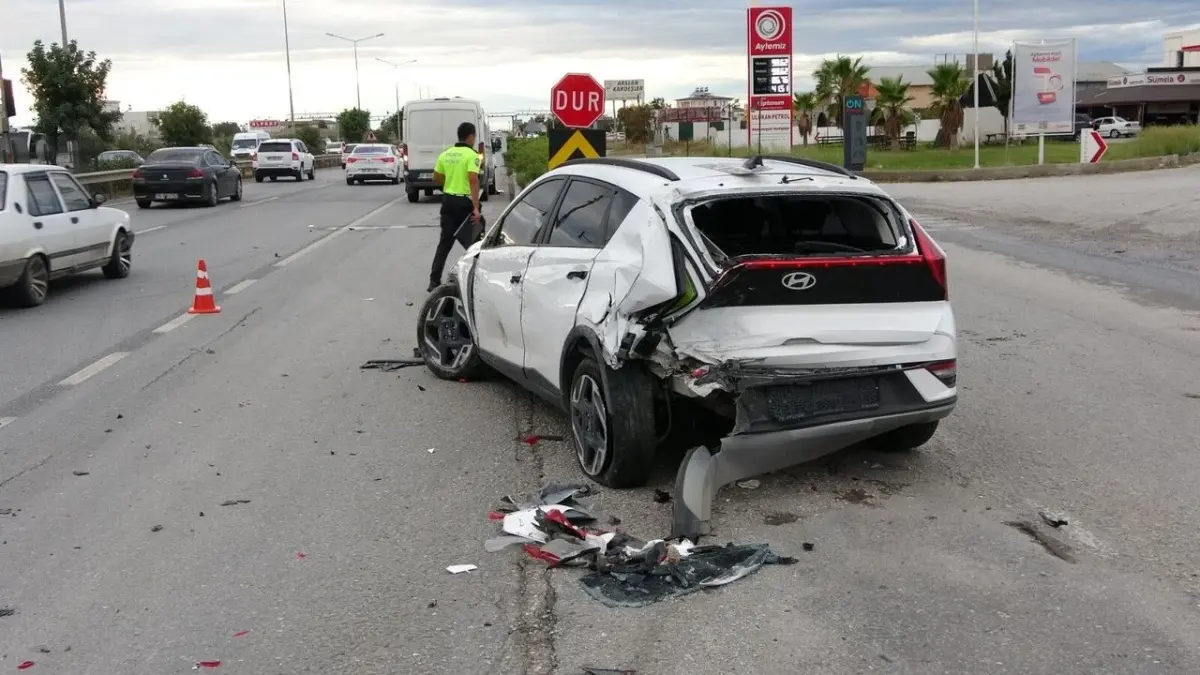 Manavgat'ta kamyonetle çarpışan otomobil havada takla attı