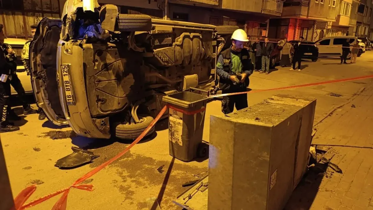 Minibüs elektrik panosuna çarptı, sürücü ortadan kayboldu