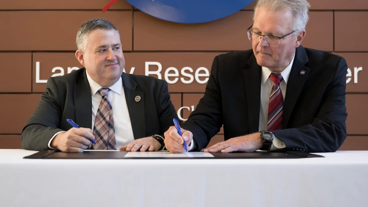 NASA Langley yetkilileri ve Virginia Enerji Bakanlığı yöneticileri imza töreninde