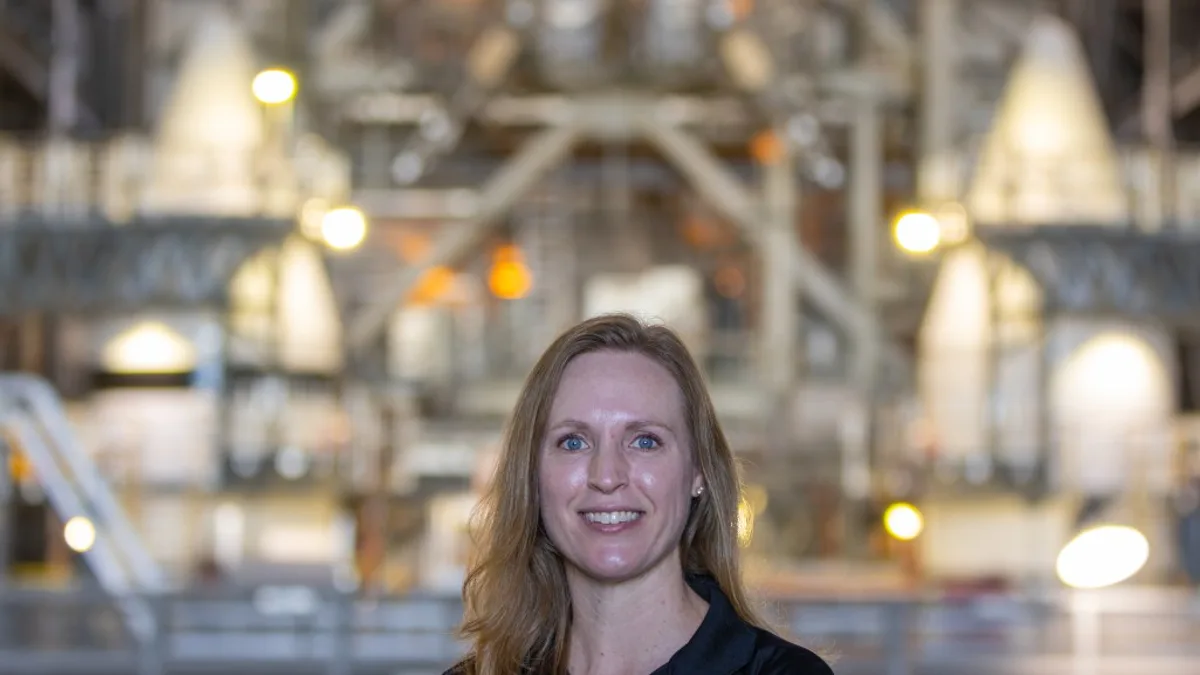 NASA Keşif Yer Sistemleri Programı operasyon yöneticisi Allison Mjoen Kennedy Uzay Merkezi'nde görev başında