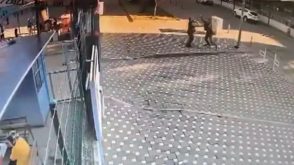 Ödemiş'te okul önünde bekçi ile veli arasında arbede yaşandı