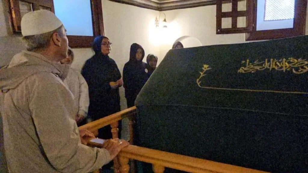 Öğrenciler okullarına adını veren Hacı Murad-ı Veli'yi türbesinde tanıdı
