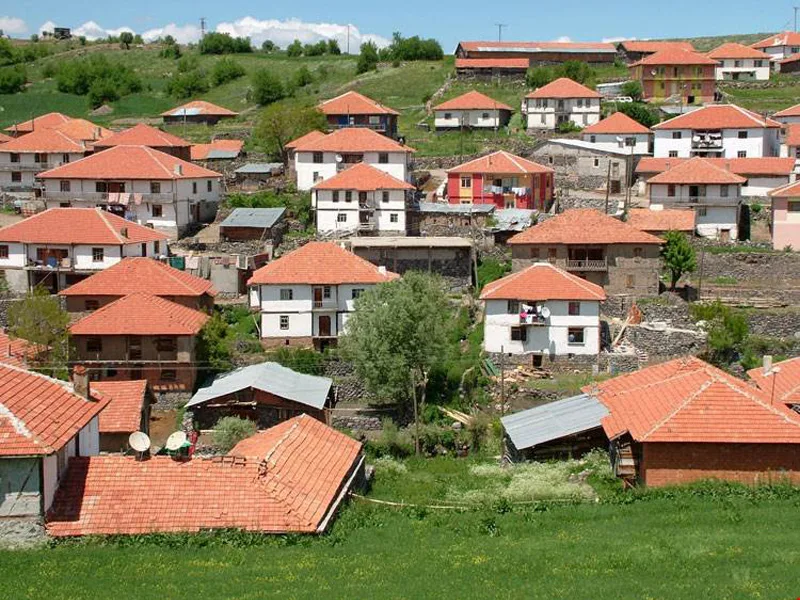 Çankırı'nın Orta ilçesinde yamaçta sıralanan kırmızı kiremitli evler
