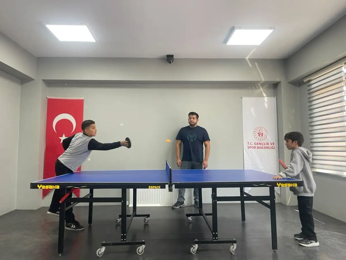 Orta'da masa tenisi ve atletizm heyecanı